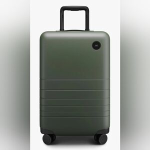 Monos Carry on